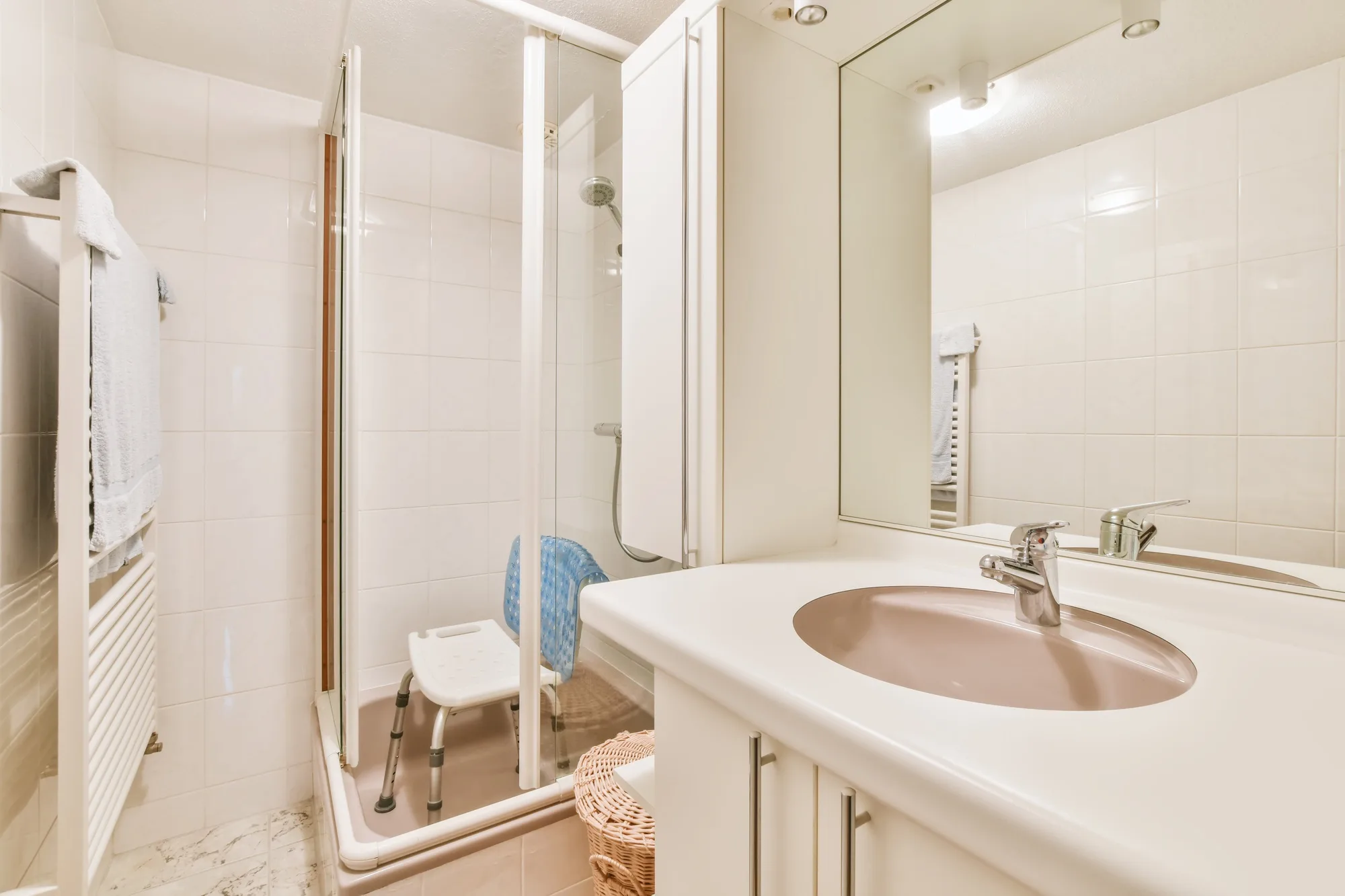 Full white bathroom with bathroom shelves